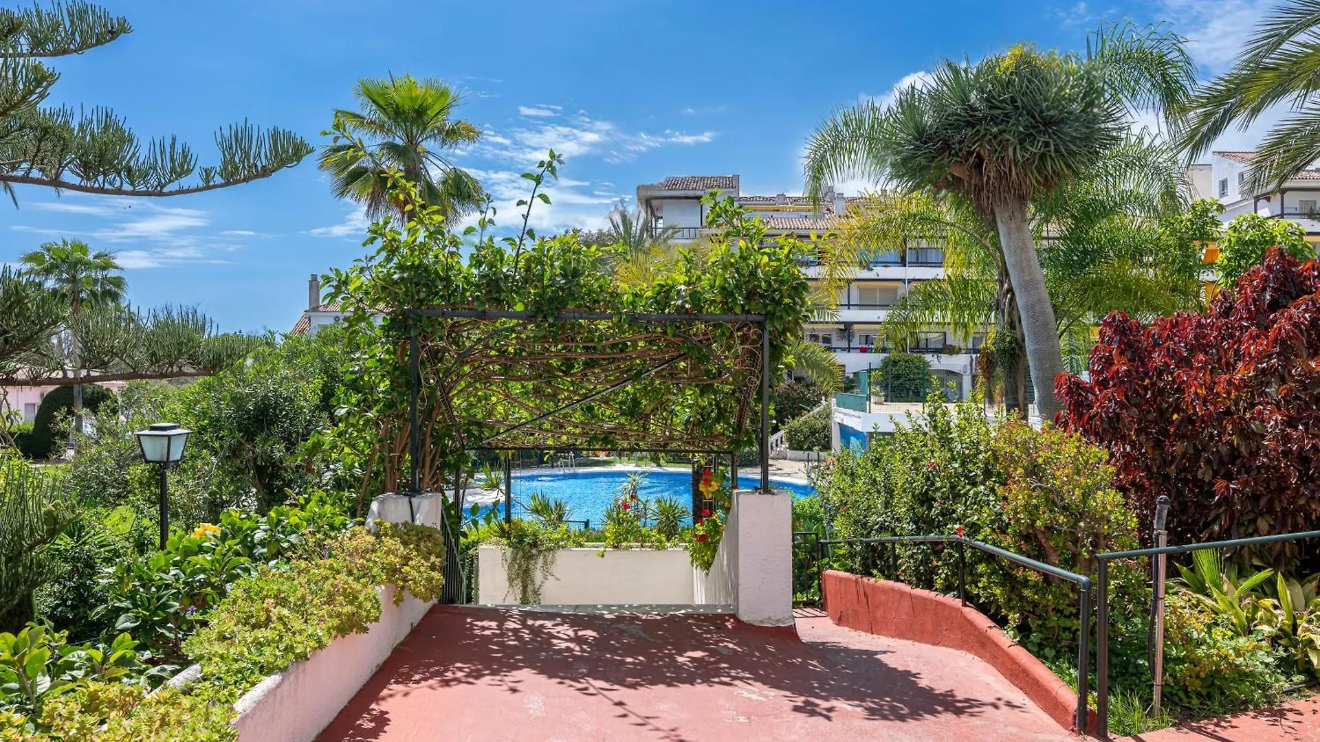 Studio With Sea Views, Pool, Parking And Tennis Court Μαρμπέλλα Διαμέρισμα