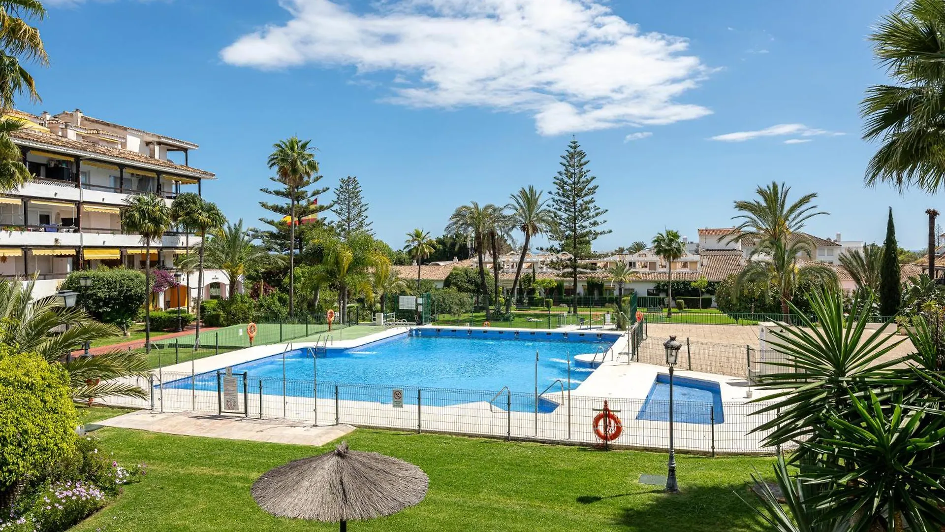 Studio With Sea Views, Pool, Parking And Tennis Court Μαρμπέλλα Διαμέρισμα