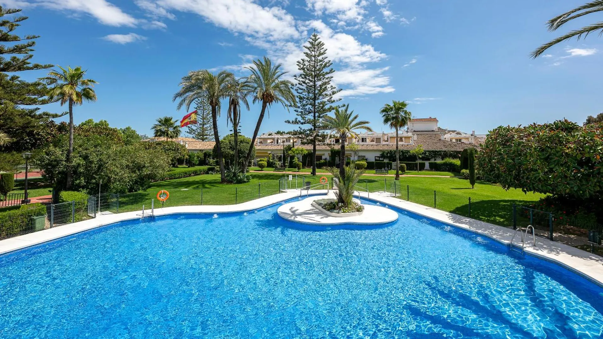 Studio With Sea Views, Pool, Parking And Tennis Court Μαρμπέλλα
